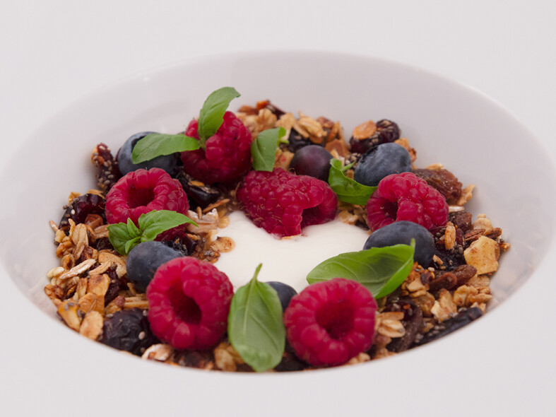 Domáca granola s chia semienkami, ovocie, grécky jogurt image