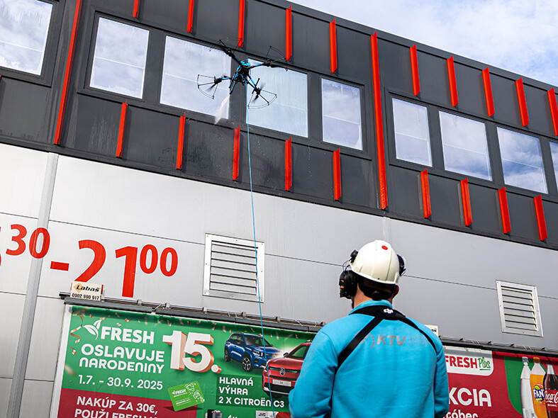 Drony pri čistení fasád a okien: bezpečnejšie, rýchlejšie a šetrnejšie k prírode